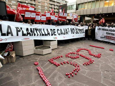 Cientos de empleados de Caja3 rechazan los despidos de la reestructuración bancaria, en Zaragoza. EFE/Archivo