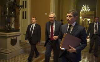 El senador demócrata Harry Reid entrando al Capitolio en Washington para buscar el acuerdo antes del 'abismo fiscal'.