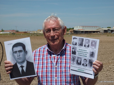 Fausto Canales, con las fotos de los diez desaparecidos en Pajares de Adaja (Ávila) en el verano de 1936. FOTO: FUEN BENAVENTE