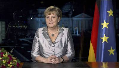 Merkel posa para los fotógrafos tras su discurso de fin de año.