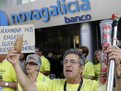 Afectados por las preferentes protestas a las puertas de una oficida de Nova Caixa Galicia en Vigo.