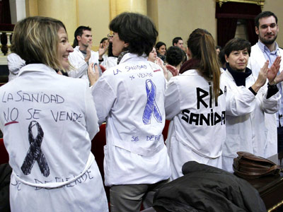 Médicos de Madrid ocupan varios escaños del Sernado durante la jornada de puertas abiertas.