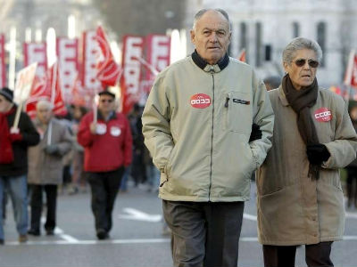 Dos pensionistas participan en una movilización sindical.