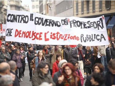 Ciudadanos italianos se manifiestann en las calles de Roma el pasado 14 de noviembre.