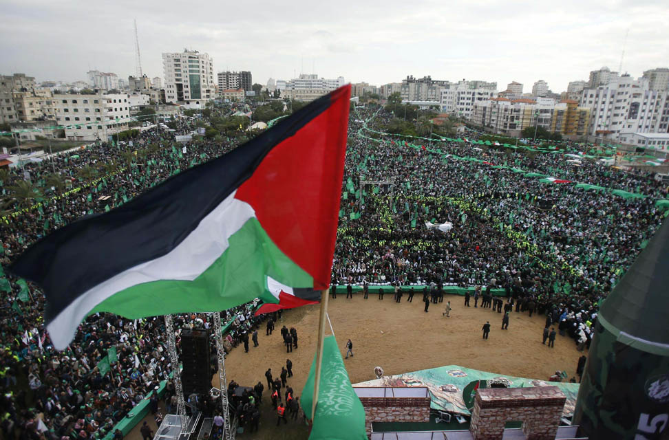 Una bandera palestina ondea en la celebración del 25 aniversario de Hamás, en Gaza.