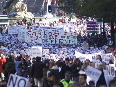 Miles de personas tiñen Madrid de blanco contra la privatización de la sanidad pública.