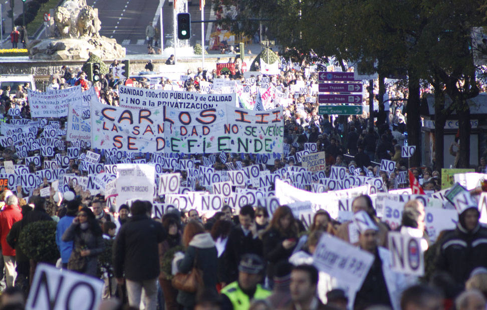 La manifestación avanza por la calle Alcalá.