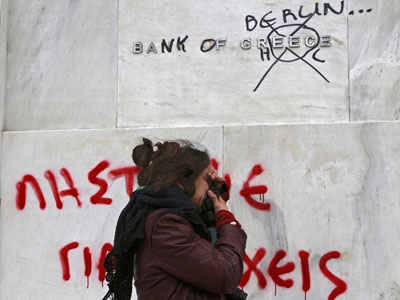 Atenas, ayer, en la primera de las dos jornadas de huelga por los ajustes - REUTERS
