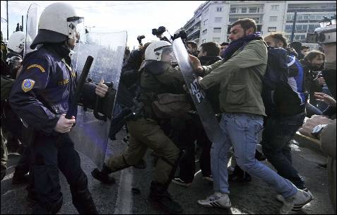 La policía carga contra los manifestantes.