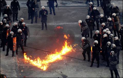 Un cóctel molotov explota entre las fuerzas griegas.