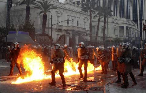 La policía griega repele a los manifestantes, que lanzan cócteles molotov.