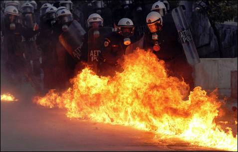Un cóctel molotov explota junto a la policía griega.