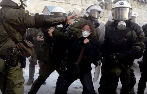 Las fuerzas griegas se llevan agarrada por el cuello a una manifestante.