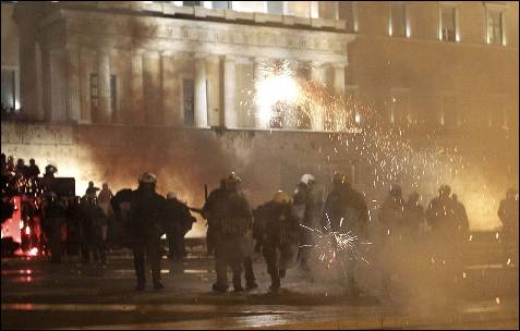 Fuegos artificiales y proyectiles explotan en la plaza Syntagma.