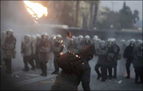 Un manifestante lanza un cóctel molotov contra la policía.