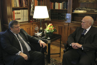 El ministro de Finanzas, Evangelos Venizelos, reunido con el Presidente griego, Karolos Papoulias.