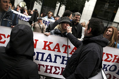 Empleados de la Organización de Vivienda Laboral (OEK), gritan lemas durante una protesta frente al ministerio de Trabajo en Atenas.- EFE