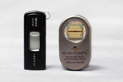 El chip desarrollado por microCHIPS, junto a una memoria USB. science