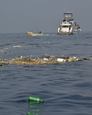 Desechos plásticos flotan en aguas del océano Índico.-