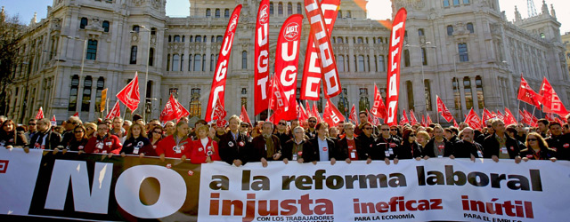 Cabecera de la manifestación contra la reforma laboral a su paso por el Ayuntamiento de Madrid,.- G. Cuevas