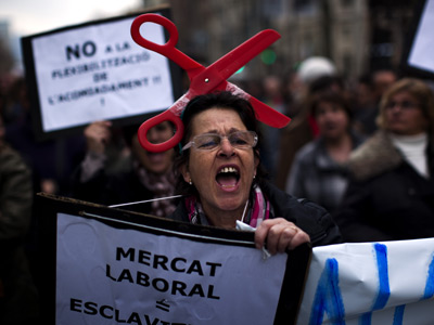 Una mujer, durante la protestar ayer por las calles de Barcelona. AP / EMILIO MORENATTI