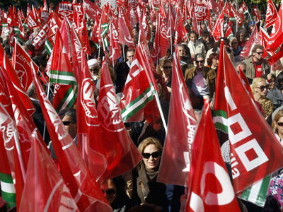 Un mar de banderas inundó el centro de Sevilla, ayer, en protesta por la reforma laboral impuesta por el Gobierno del PP. Laura León