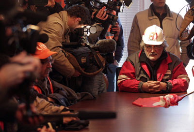 Un delegado sindical de los obreros de la planta de Arcelor-Mittal en Florange comparece ante la prensa.-