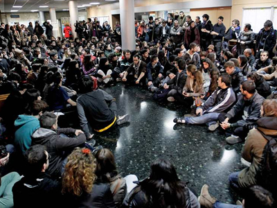 Varios centenares de estudiantes celebran una asamblea en la facultad de Geografia e Historia para analizar las cargas policiales en Valencia. EFE