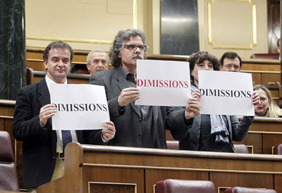 Los diputados de ERC Alfred Bosch (1i), Joan Tardá y Teresa Jordá exhibieron carteles de 'Dimisión' en el Congreso.