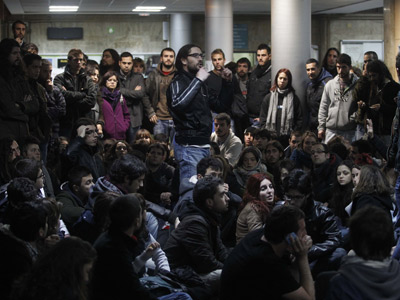 Asamblea de manifestantes en la facultad de Geografia e Historia de Valencia en la noche del lunes al martes. JUAN NAVARRO