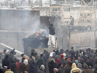Los manifestantes quemaron el quiosco que aparece en la imagen, situado junto a la base de Bagram. M. Sadeq / AP
