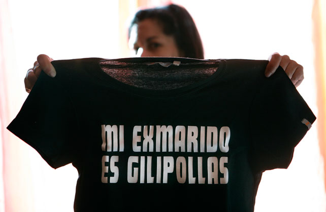 Esperanza muestra la camiseta por la que ha sido condenada.