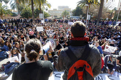 Unas 300 personas participaron en una asamblea en el patio de la Conselleria d'Educació valenciana.