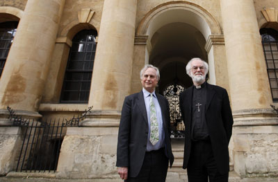 El biólogo Richard Dawkins (izquierda) y el arzobispo de Canterbury, Rowan Williams, ayer en Oxford. reuters