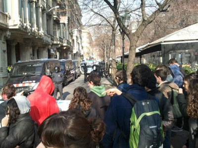 Los estudiantes protestan frente a la Conselleria de Economía