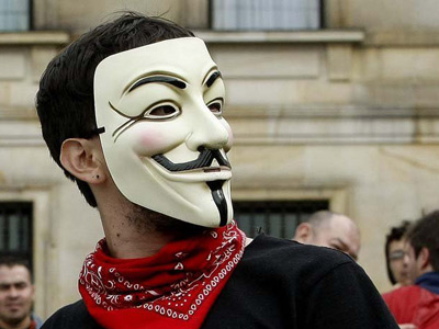 Manifestante con una máscara de Anonymous.