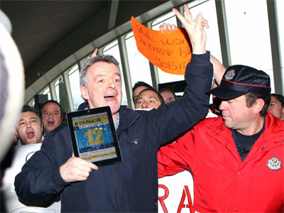 El presidente de Ryanair, Michael O'Leary, hace el símbolo de la victoria frente a los trabajadores de la compañía - EFE