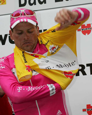 Ullrich se enfunda el maillot amarillo del líder del Tour en 2005.