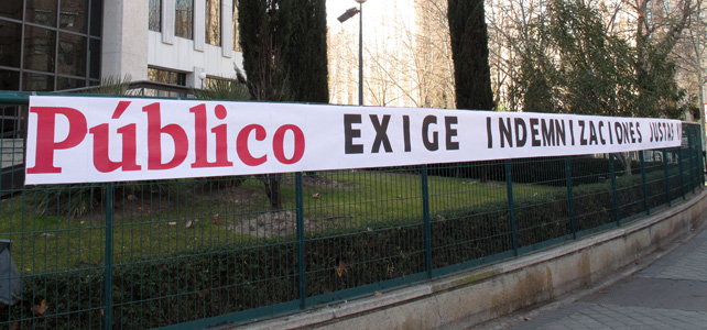 Pancarta colgada frente a la sede del diario Público en Madrid.