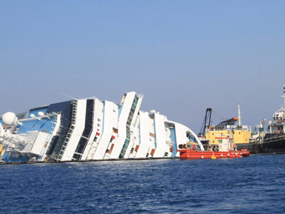 El Costa Concordia, semihundido en aguas italianas.