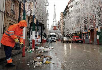 Operarios de limpieza del Ayuntamiento de Valencia recogen residuos urbanos.