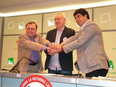Cayo Lara, con los candidatos de IU por Asturias, Jesús Iglesias (a su derecha), y Andalucía, Diego Valderas, ayer lunes tras su rueda de prensa en la sede federal, en Madrid.