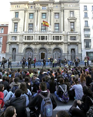 Los estudiantes llevan a cabo una sentada frente al Ministerio de Educación en Madrid