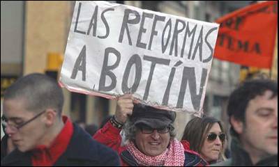 Manifestantes en una marcha contra la reforma laboral en Gijón el pasado febrero. Efe