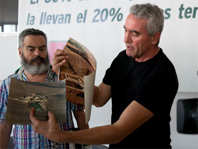 Diego Cañamero y Manuel Gordillo, en una rueda de prensa organizada por el SAT para denunciar la desigual repartición del P.E.R. - PÚBLICO / LAURA LEÓN