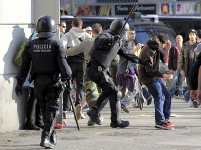 Los Mossos d'Esquadra pegando a algunos manifestantes durante la huelga general. EFE