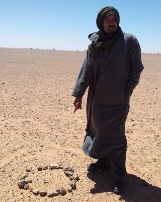 Zain Alal, soldado retirado del Polisario al lado de la señalización de una posible mina.