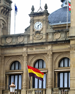 La bandera de la República ondea en el Ayuntamiento de Donostia
