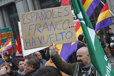 Un manifestante levanta una pancarta durante la manifestación de este sábado en Madrid con motivo del 81 aniversario de la II República. EFE/Víctor Lerena