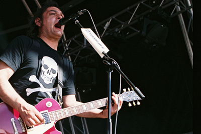 Roberto Mira, cantante de Porretas, durante la actuación de la banda de Hortaleza en el festival Viña Rock de 2006. FOTO: TUCO MARTÍN